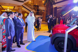 Thủ tướng thăm khu trưng bày và dự lễ ra mắt xe ô tô điện Vinfast tại UAE