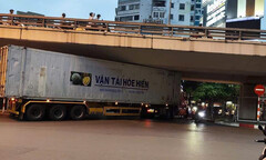 Đi theo Google map, tài xế xe container mắc kẹt dưới gầm cầu vượt Ngã Tư Sở