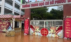 Nước lũ ngập sân trường, 2.600 học sinh ở Đồng Nai phải nghỉ học