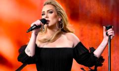 Adele mắc bệnh nghiêm trọng, đau đớn muốn cắt bỏ tai