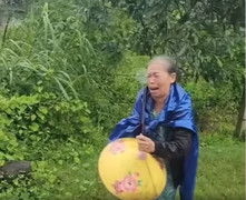 Khóc nghẹn cảnh người thân đón thi thể nam thanh niên tử vong khi cứu hộ lũ lụt