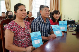 Trao tặng sổ BHXH, thẻ BHYT cho người dân: Nguồn động viên ý nghĩa, thiết thực