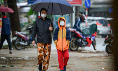 Người Hà Nội quàng khăn, mặc áo ấm đón gió lạnh đầu mùa