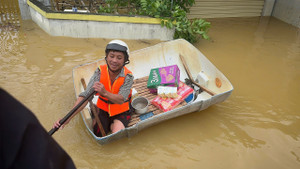 Dân vùng lũ Quảng Bình cả ngày ăn mỳ tôm sống, thèm cơm, thiếu nước sạch