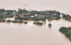 Nước chạm nóc nhà, hàng nghìn hộ dân ở 'rốn lũ' Quảng Bình vẫn bị cô lập