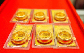 Giá vàng nhẫn lại cao nhất lịch sử, lần đầu tiên vượt mặt vàng miếng SJC