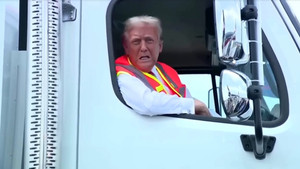 Ông Trump mượn xe chở rác truyền thông điệp bầu cử