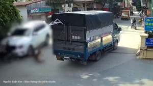 Ô tô mất kiểm soát lao vào đoàn người đưa tang ở Hà Nội 