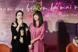 NSƯT Tân Nhàn chi 100 triệu đồng mua tiểu thuyết tặng sinh viên