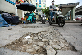 Cận cảnh 500m vỉa hè 'nát tươm' sắp được chi hơn 29 tỷ đồng để cải tạo ở Hà Nội