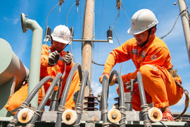 Thủ tướng: Giá điện không được 'giật cục', xem xét nhập khẩu từ Trung Quốc