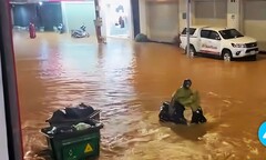 Mưa lớn, tuyến đường trung tâm Đà Lạt ngập sâu