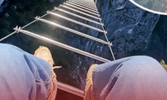 Thót tim hành trình leo thang dây lơ lửng ở độ cao 1.500m tại Trung Quốc