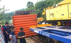 Hiện trường tàu trật bánh, lật 3 toa hàng trên đèo Hải Vân