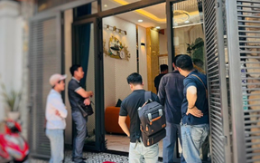 Sáng sớm, khách đến xuống tiền đặt cọc nhưng căn nhà được 'chốt' trước 10 phút 