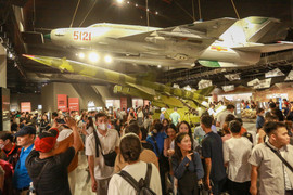 Bảo tàng Lịch sử Quân sự Việt Nam chật kín khách tham quan ngày cuối tuần