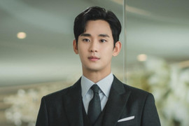 Sao Hàn 2/11: Kim Soo Hyun bị 'tân binh' vượt mặt, Hyun Bin phát tướng, già nua