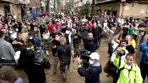 Người biểu tình náo loạn khi Vua Tây Ban Nha tới thăm tâm lũ Valencia 