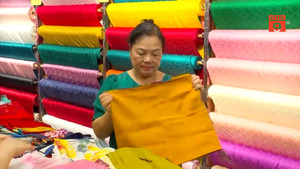 Nghệ nhân đưa 'hồn cốt' lụa Vạn Phúc hồi sinh