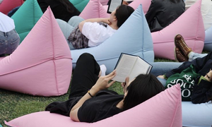 Trào lưu Text Hip nở rộ, giới trẻ Hàn Quốc đua nhau khoe đọc sách