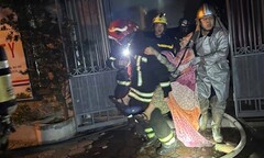 Giải cứu 2 người mắc kẹt trong ngôi nhà 5 tầng bốc cháy