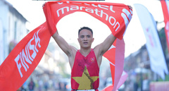 VĐV Việt Nam vô địch đường chạy marathon trên đất Lào