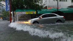 Mưa như trút khiến phố thành sông, người Đà Nẵng bì bõm đẩy xe giữa biển nước