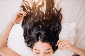 Cách chăm sóc tóc uốn khi ngủ