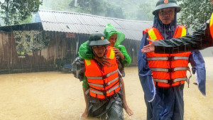 Bão Yinxing áp sát Biển Đông, vùng mưa lớn miền Trung mở rộng xuống phía Nam