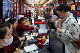 Giá vàng nhẫn lao dốc không phanh, người dân đổ xô đi bán vàng