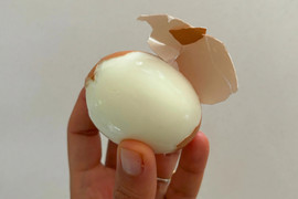 Mẹo bóc vỏ trứng luộc cực nhanh