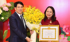 Phó Chủ tịch nước Võ Thị Ánh Xuân nhận Huy hiệu 30 năm tuổi Đảng
