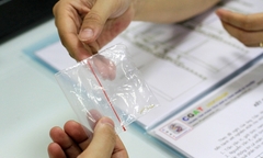 Thấy 2 con khác nhóm máu, bố âm thầm xét nghiệm ADN rồi tự hủy kết quả