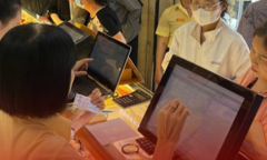 Vàng tăng giá trở lại, người dân TP.HCM vẫn chen nhau đi bán