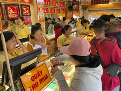 Giá vàng tăng trở lại, người dân TP.HCM chen nhau đi bán