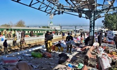 Hiện trường tan hoang vụ đánh bom ga tàu ở Pakistan, ít nhất 24 người thiệt mạng