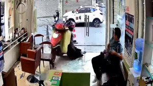 Vô tình vặn tay ga, cả người và xe lao vào tiệm làm tóc