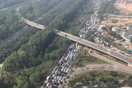 Hơn 10.000 người tham quan sáng 10/11, Bảo tàng Lịch sử quân sự Việt Nam quá tải