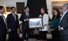 Chủ tịch nước Lương Cường thăm gia đình cố Tổng thống Chile Salvador Allende