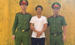 Bị cự tuyệt, gã đàn ông mang xăng đến công ty người yêu cũ dọa chết chung