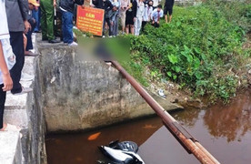 Phát hiện thi thể nam thanh niên dưới mương nước cạnh xe máy