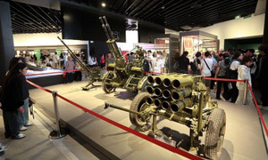 Bảo tàng Lịch sử Quân sự chăng dây quanh hiện vật sau loạt ảnh leo trèo phản cảm