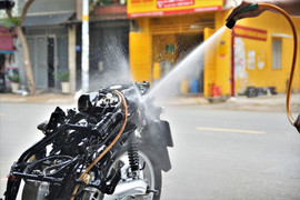 Rửa xe máy thường xuyên có hại?