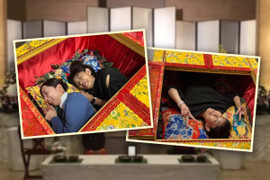 Nhà tang lễ thu hút khách hàng bằng dịch vụ nằm trong quan tài 