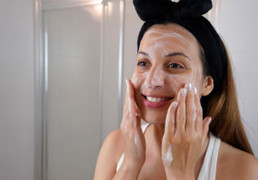 Nên rửa mặt vào mấy giờ?