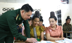 Thầy giáo quân hàm xanh 21 năm miệt mài duy trì 'lớp bình dân học vụ'