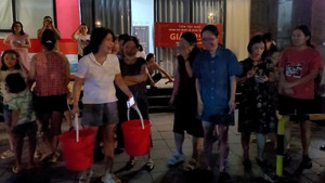 Chủ đầu tư Green Pearl nợ tiền nước, cư dân khốn khổ hứng nước giữa đêm