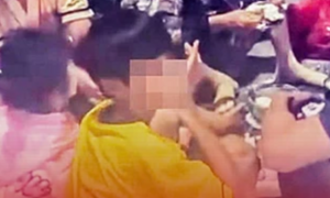 Gia đình dừng ô tô trên làn khẩn cấp cao tốc Phan Thiết - Vĩnh Hảo để ăn tối