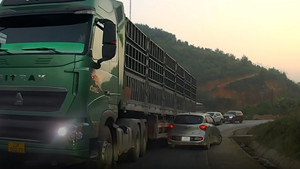 Xe đầu kéo lấn làn, vượt ẩu suýt gây tai nạn
