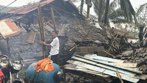 Siêu bão Manyi 'nhổ' gốc cây cối, xô đổ nhà cửa ở Phillipines